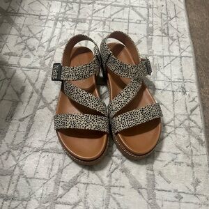 Universal Thread Black and Tan Sandals